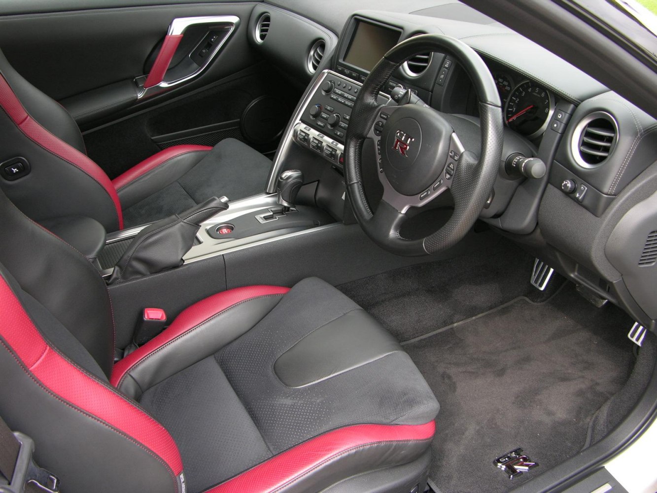 Sporty red and black seats with multifunction steering and central console