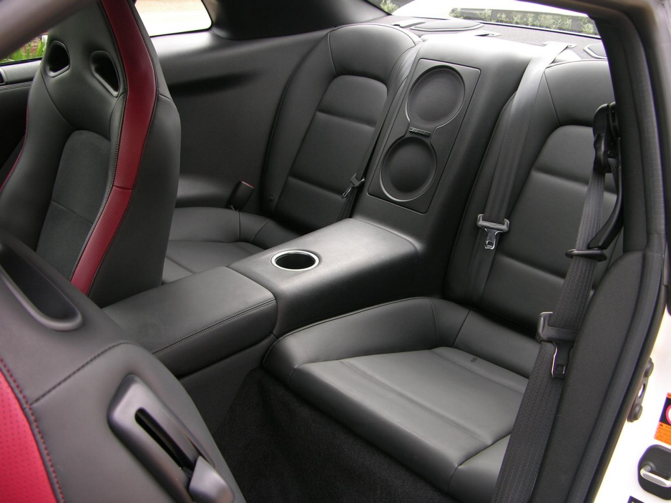 Rear leather seats with integrated Bose speakers and central armrest cup holder