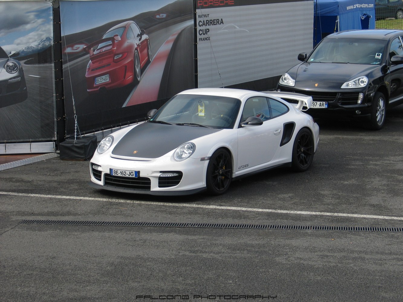 White Porsche 911 GT2 RS with black hood and large rear wing