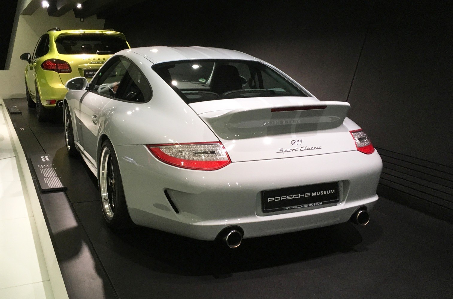 Rear spoiler and dual exhaust of a sporty coupe rear