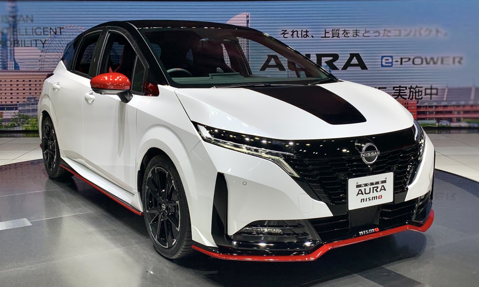 Sporty front design with black and white colors and red accents