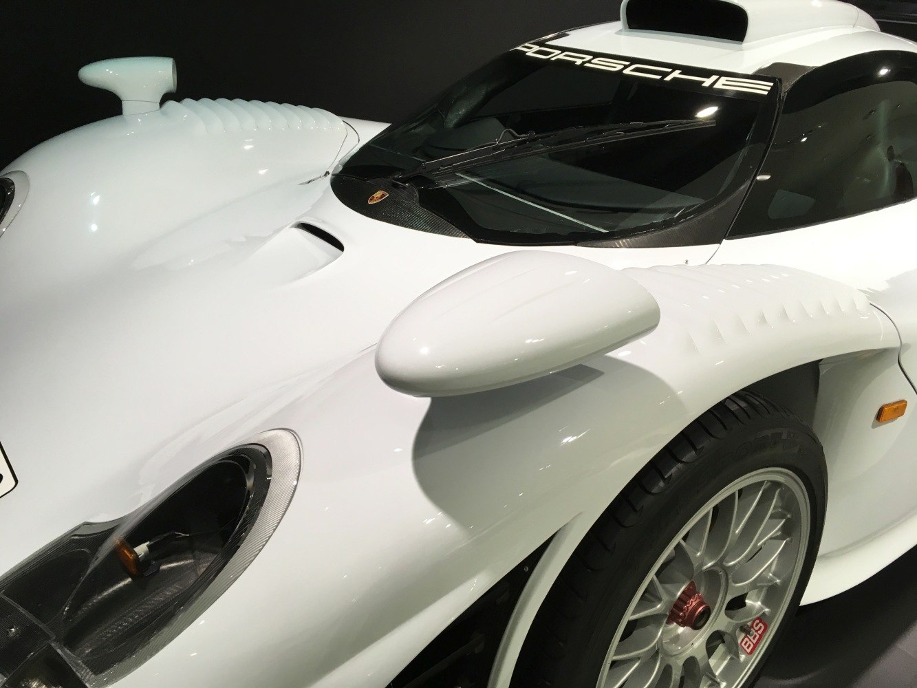 Aerodynamic front with finned fenders and detailed headlight cover