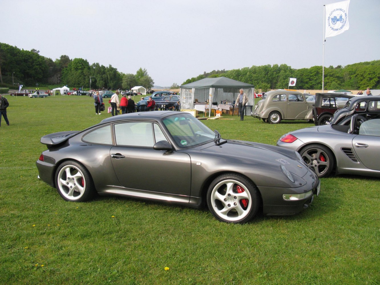 Side profile with rear spoiler and five-spoke alloy wheels