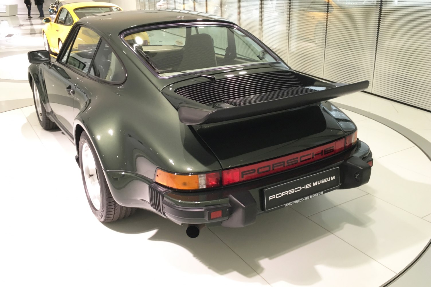 Rear view, whale tail spoiler, wide rear fenders