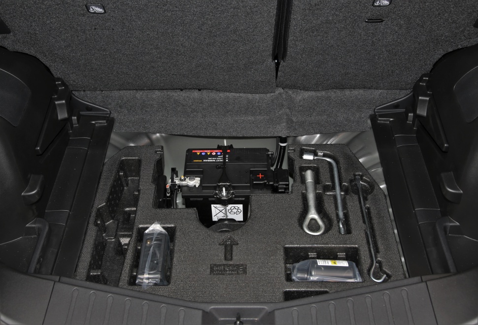 Battery and toolkit compartment under trunk floor