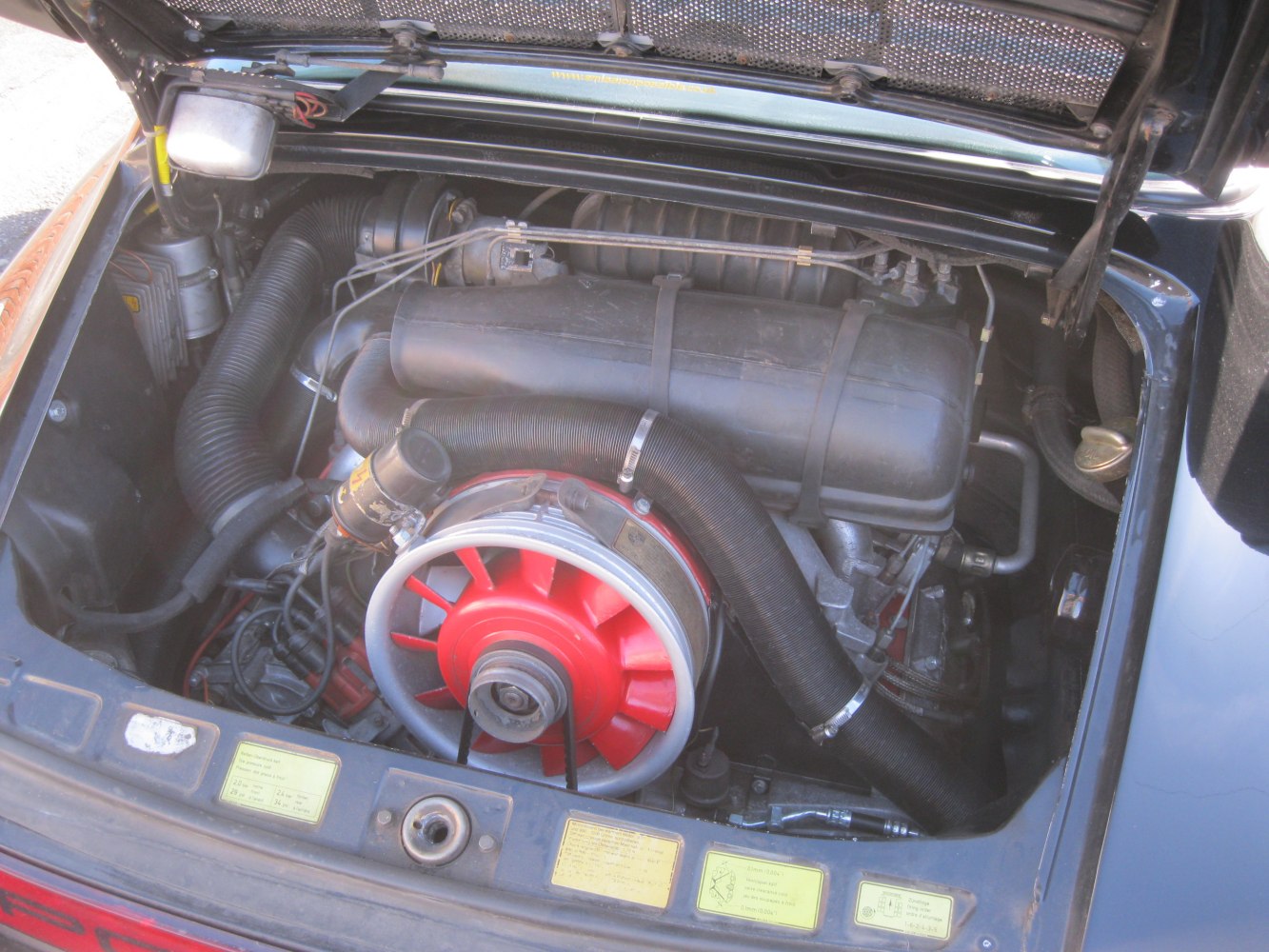 Air-cooled flat-six engine in rear engine compartment