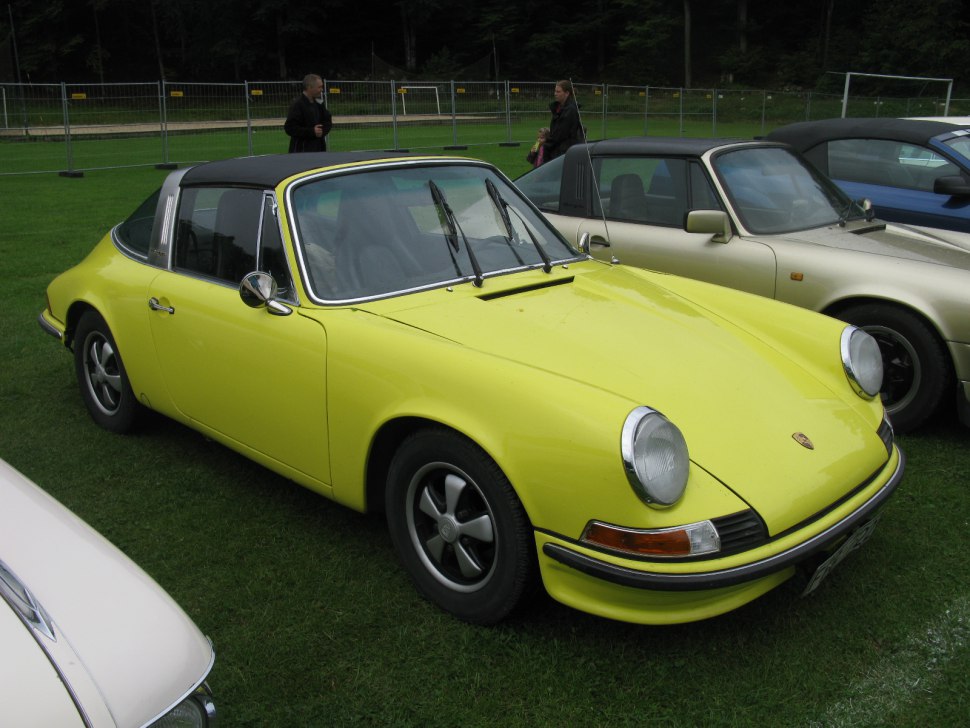 Classic Targa roof design with round headlights and vintage sports coupe silhouette.