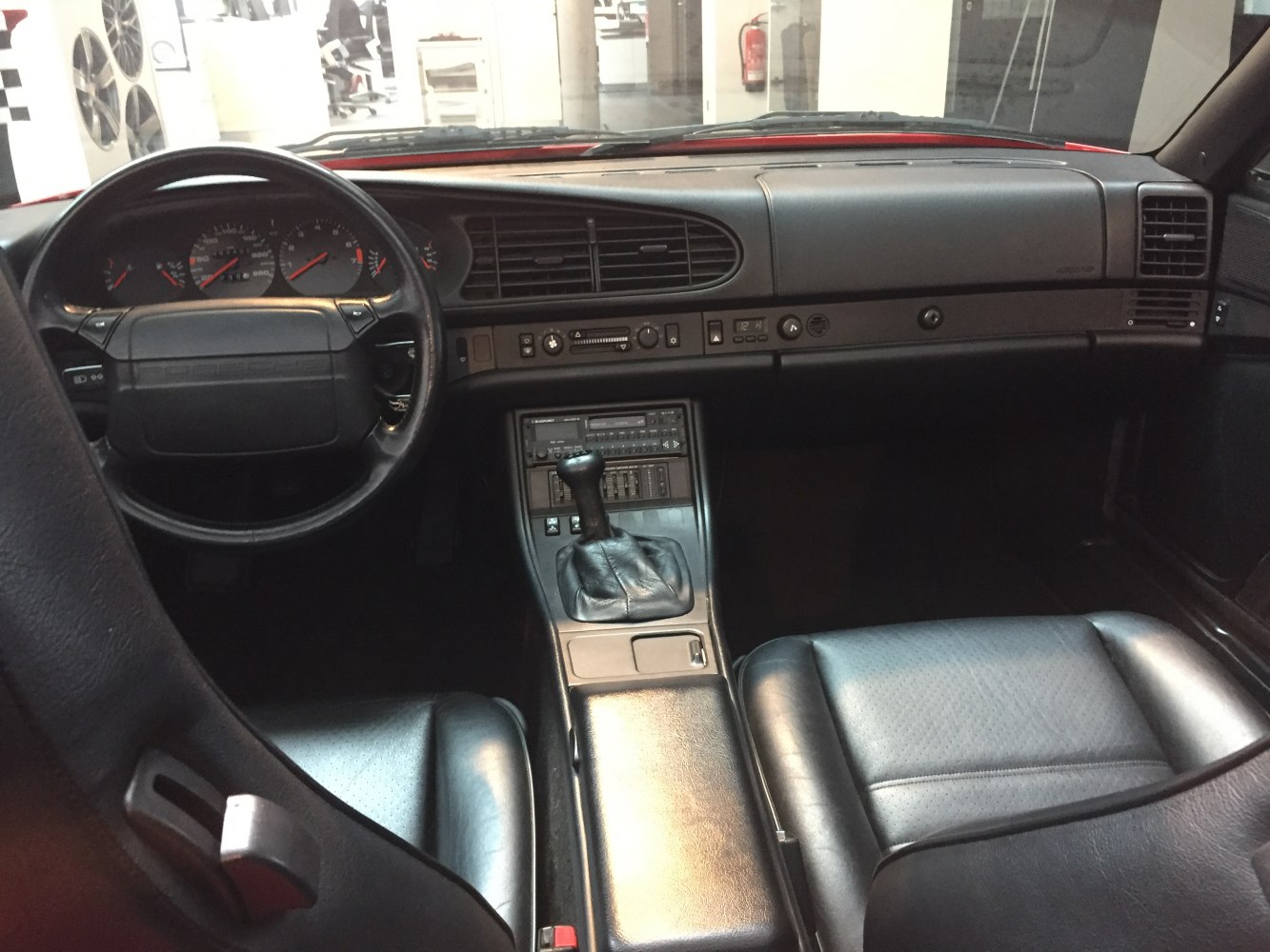 Classic dashboard with manual gearshift and leather seats