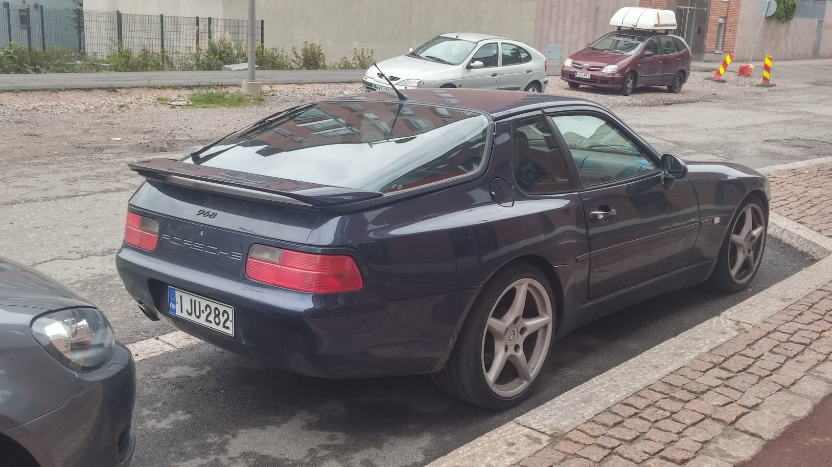 Rear side view with spoiler and tail lights