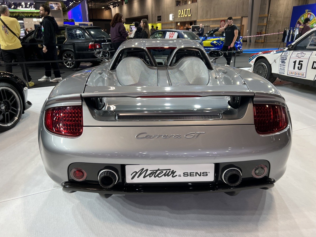 Rear view with dual exhaust and rear spoiler