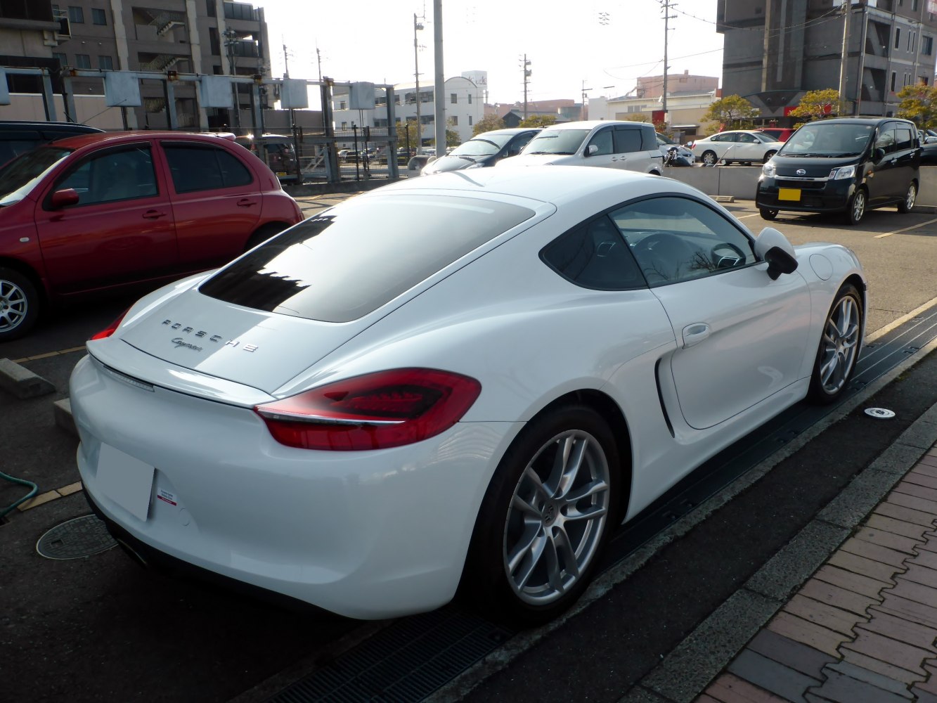 Rear and side profile with aerodynamic shape and sporty rear lights