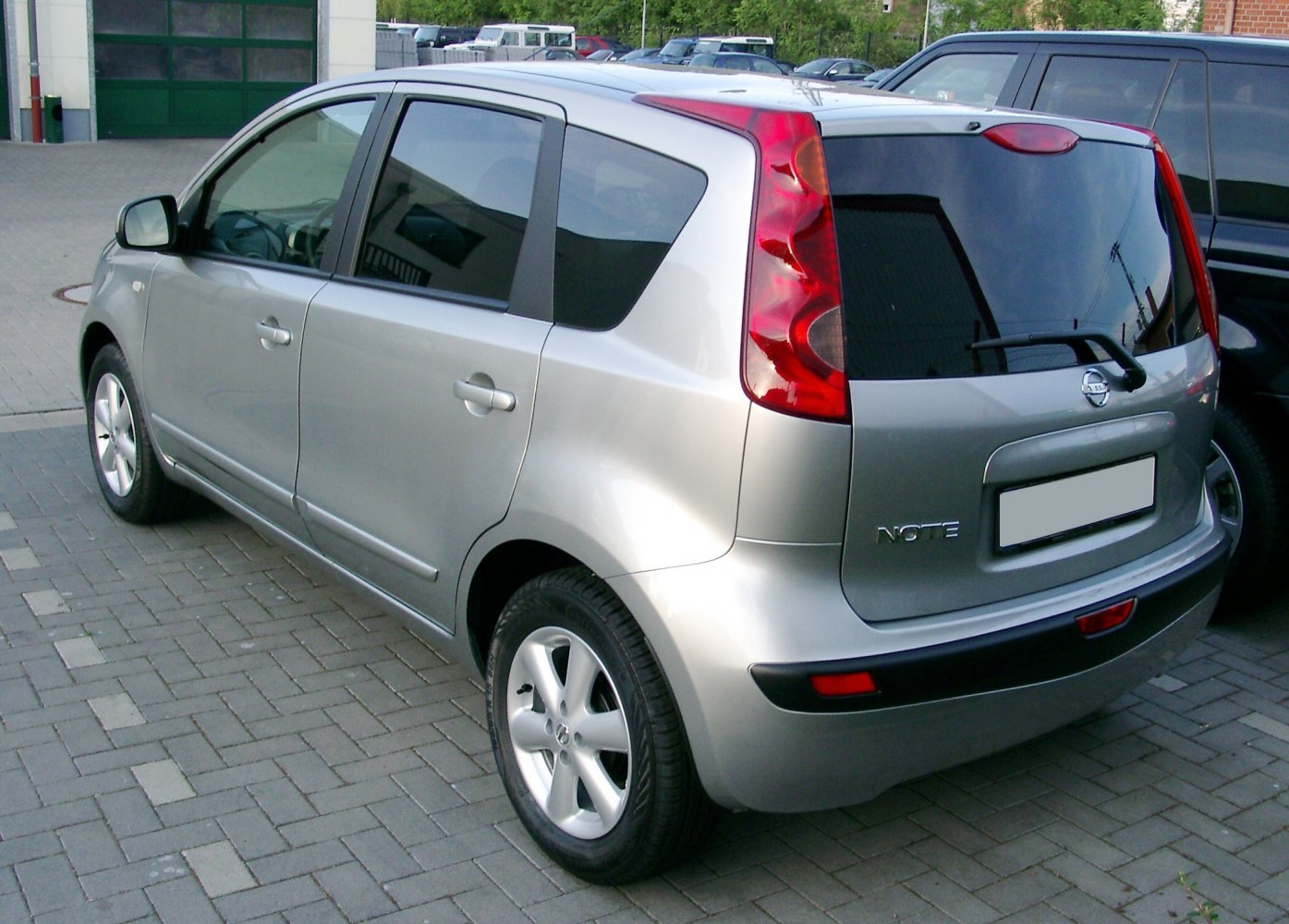 Rear side view with vertical taillights and tinted rear window
