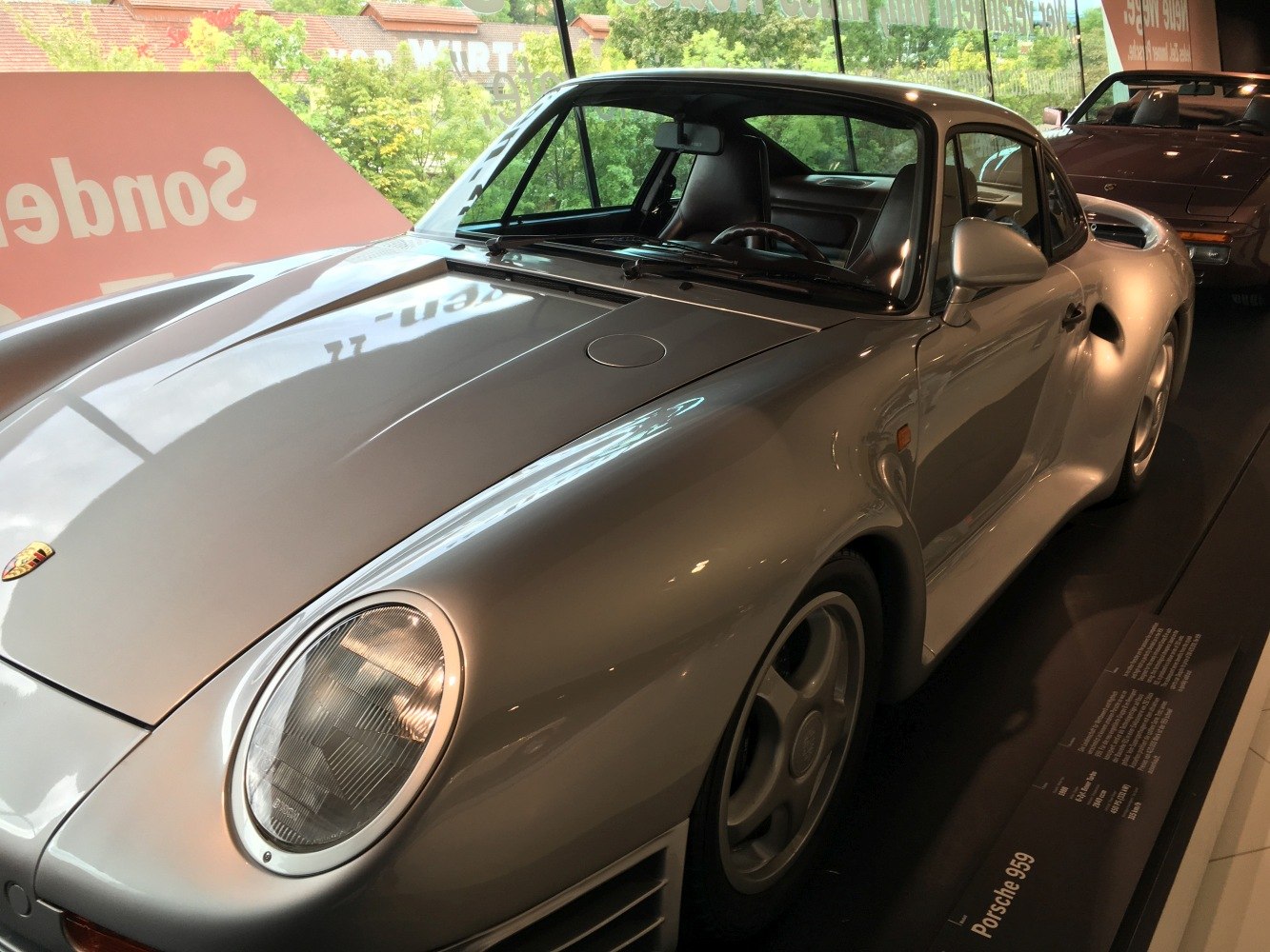Aerodynamic front, rounded headlights, wide rear fender
