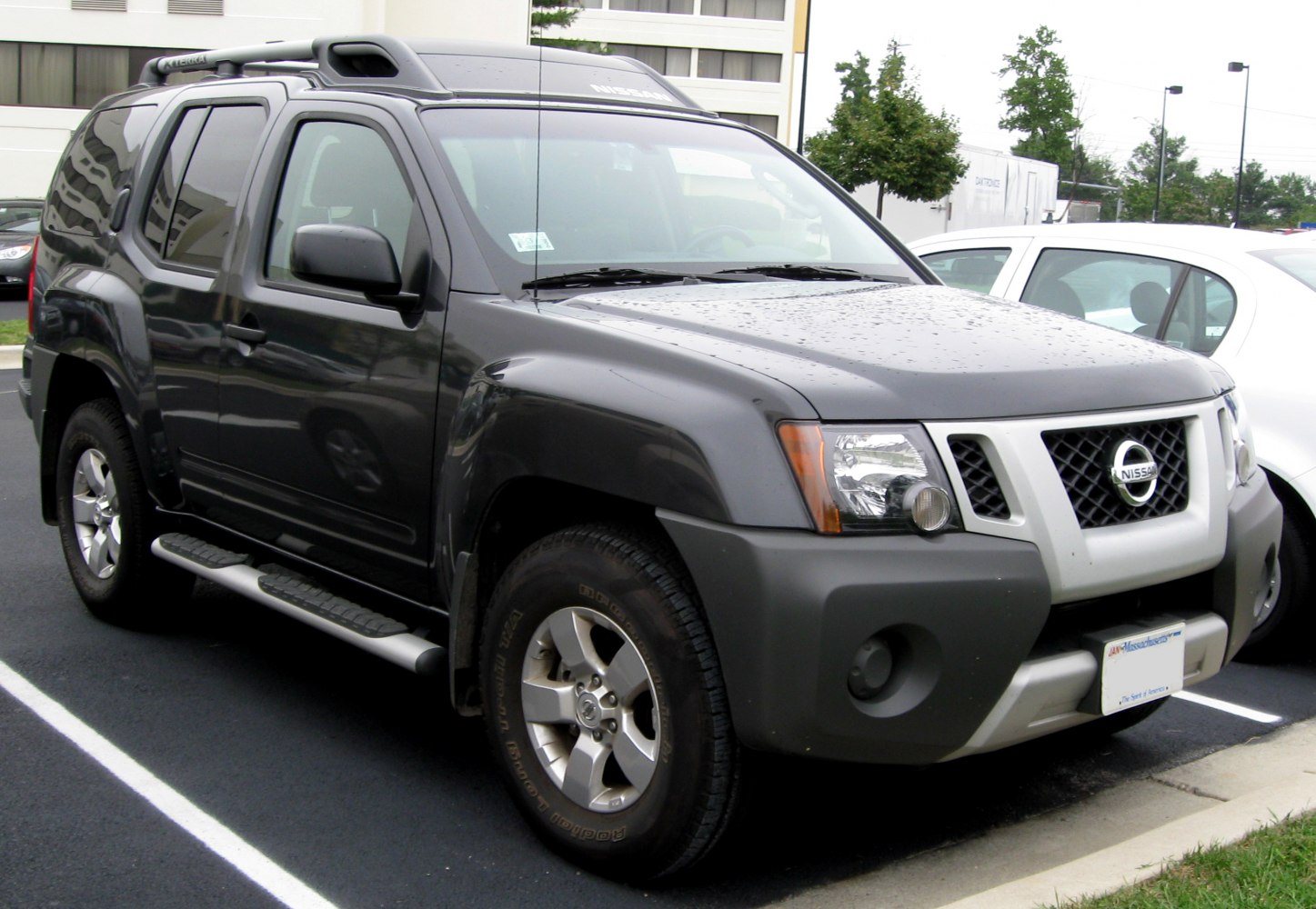 Front side view of rugged SUV with alloy wheels and roof rack