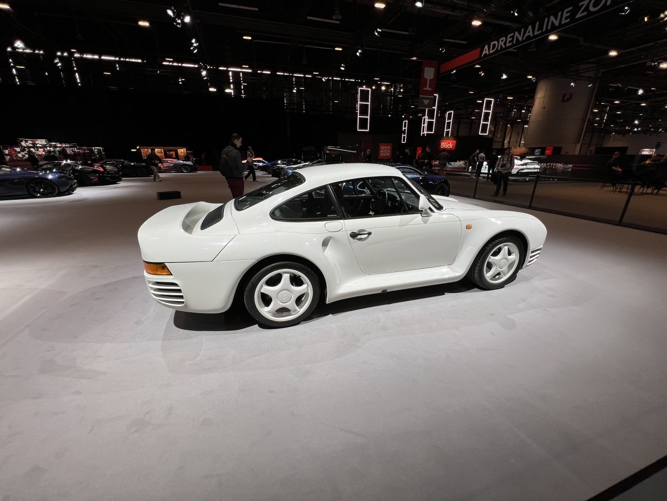 White Porsche 959 side view with wide aero bodykit and five-spoke wheels