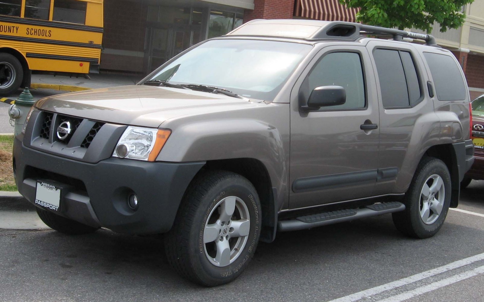 Front three-quarter view of an SUV with roof rack and side steps