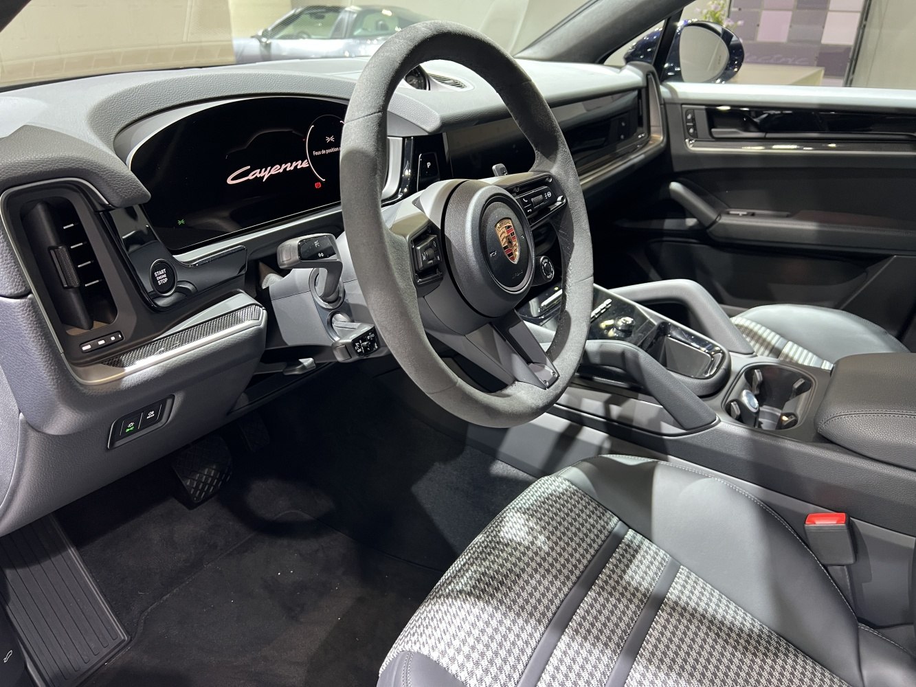 Digital dashboard and sporty steering wheel with houndstooth seats