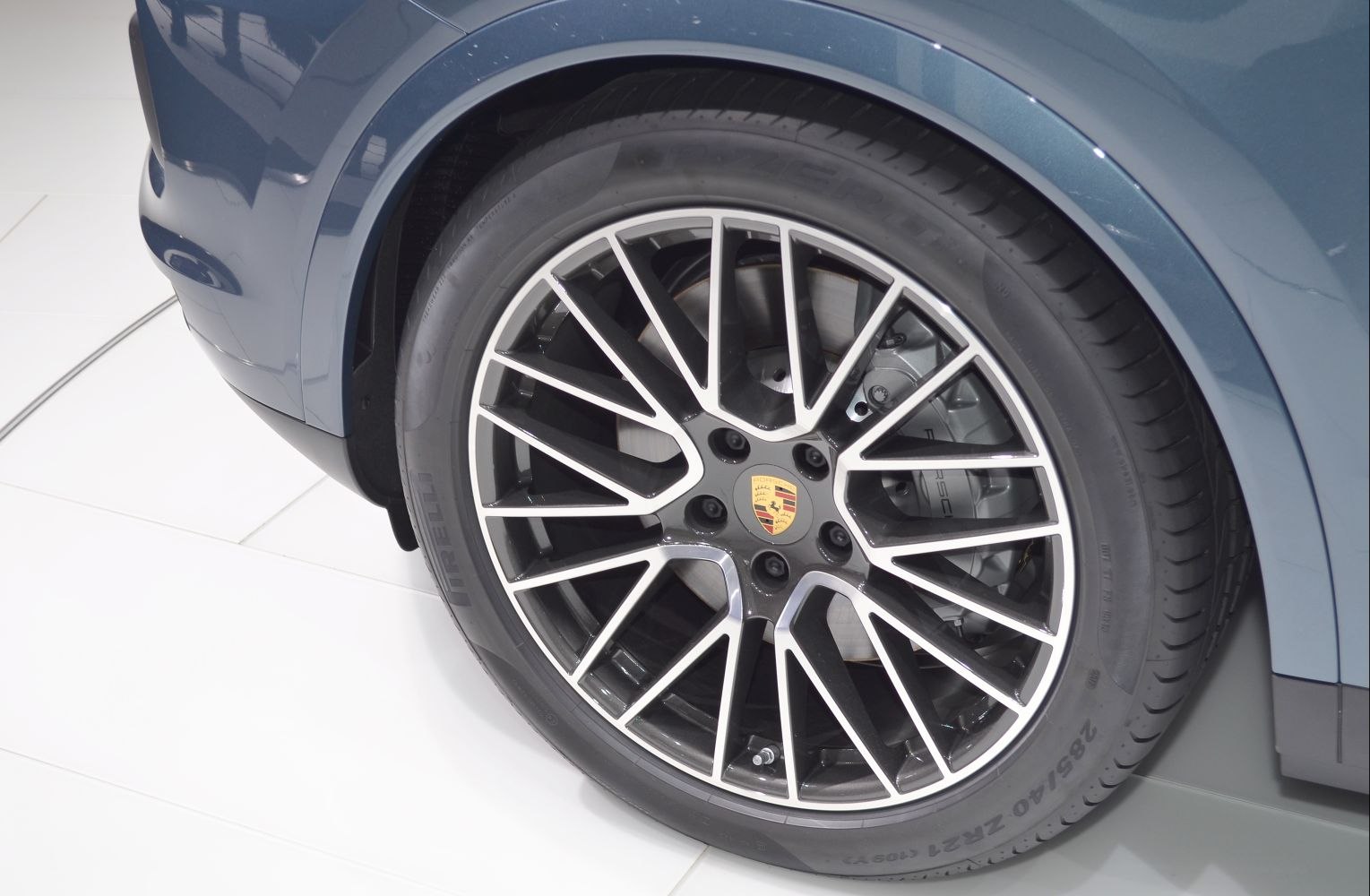 Alloy wheel and visible brake caliper with multi-spoke design