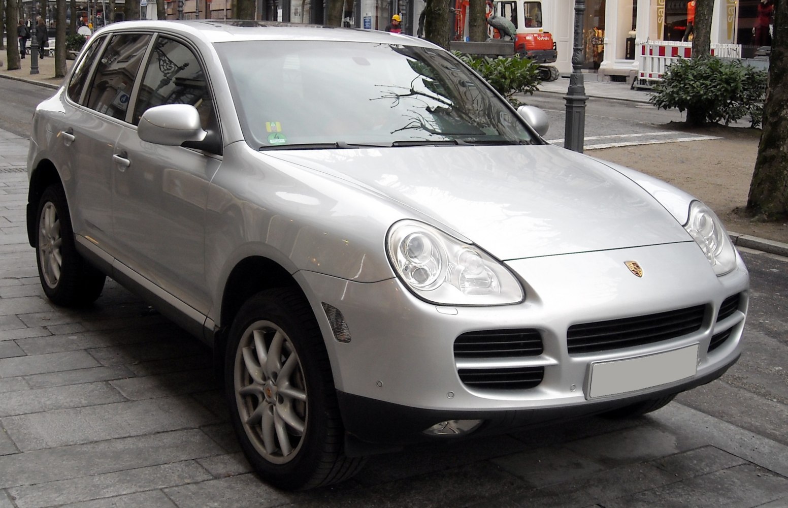Silver 2003 SUV with round headlights and dual grille