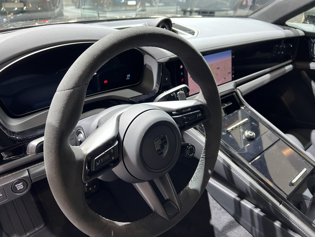 Digital dashboard, multifunction steering wheel, touchscreen center console