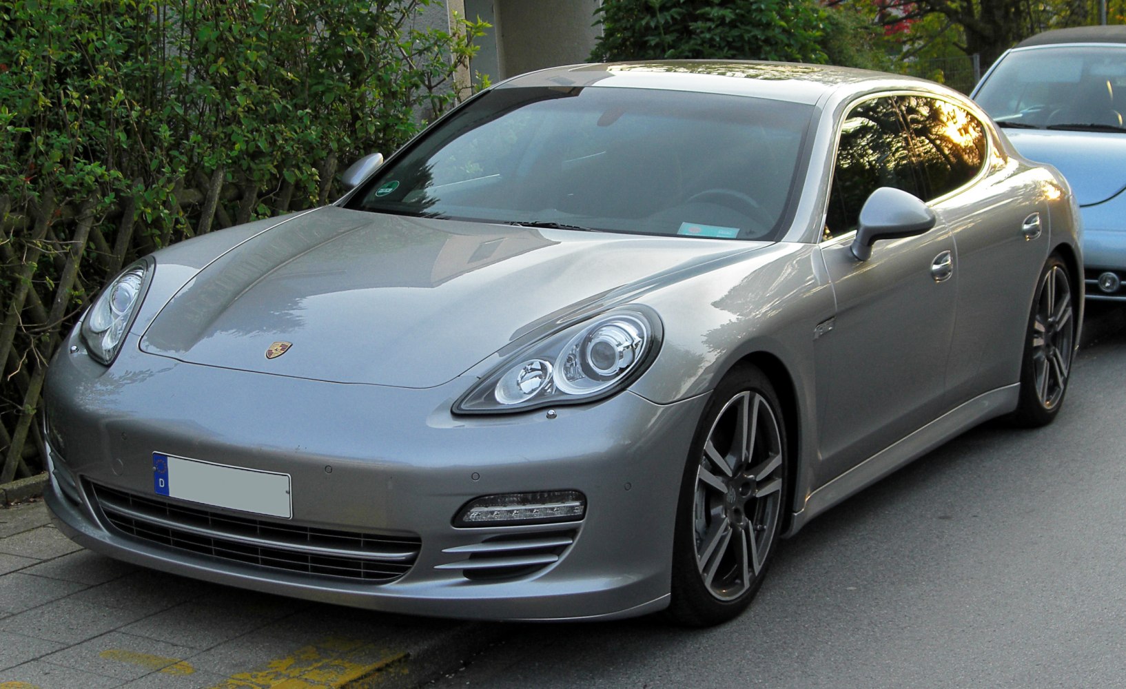 Aerodynamic front view with large projector headlights and alloy wheels