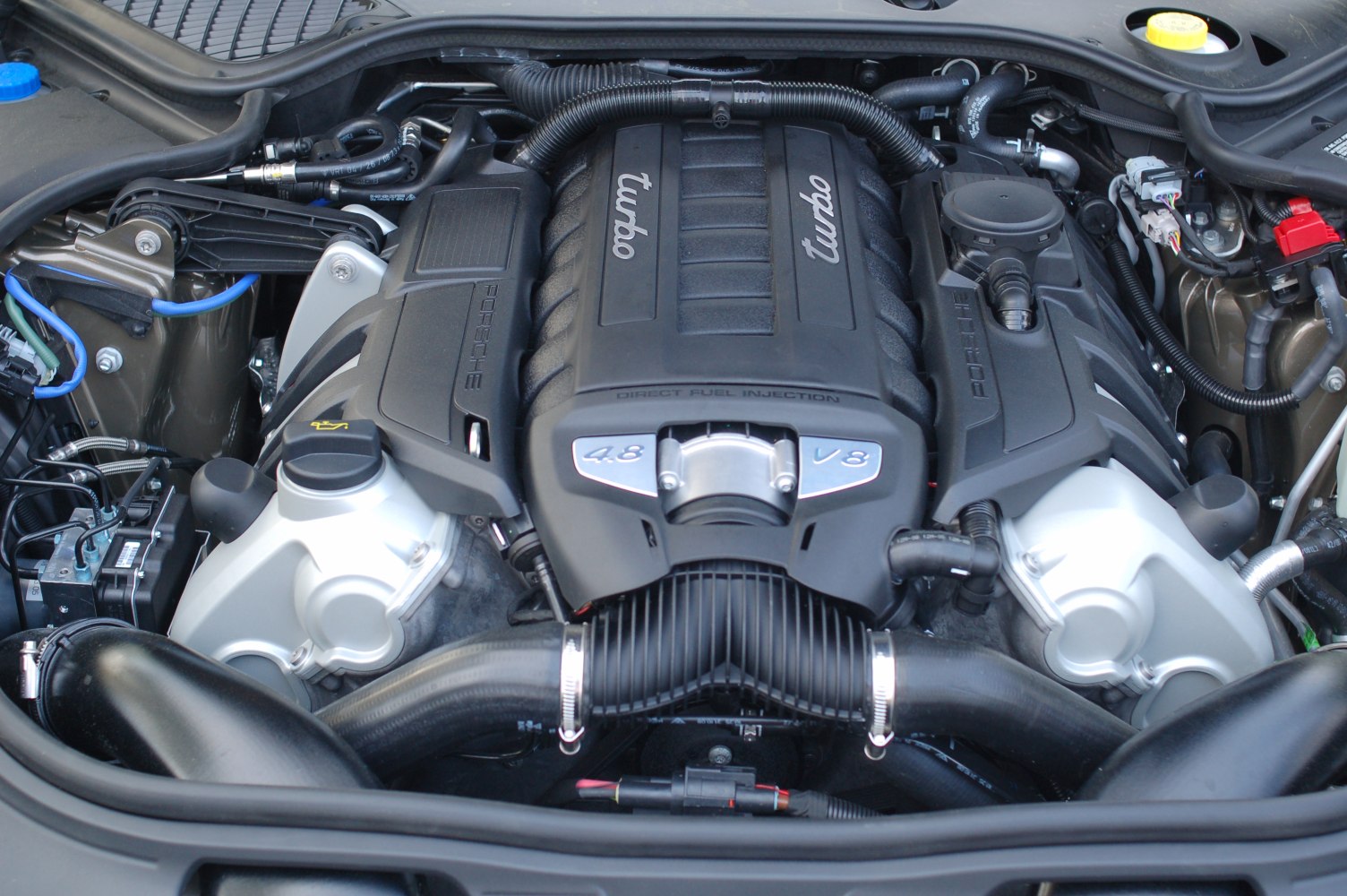 4.8L V8 turbo engine with direct fuel injection