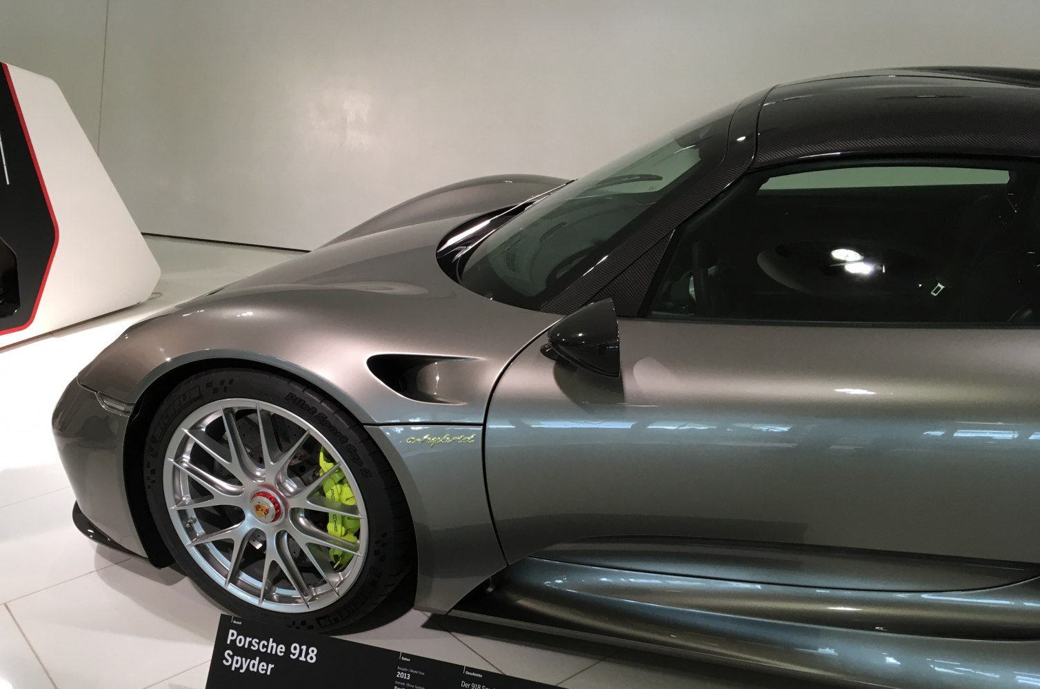 Front side and wheel with aerodynamic vent and carbon roof