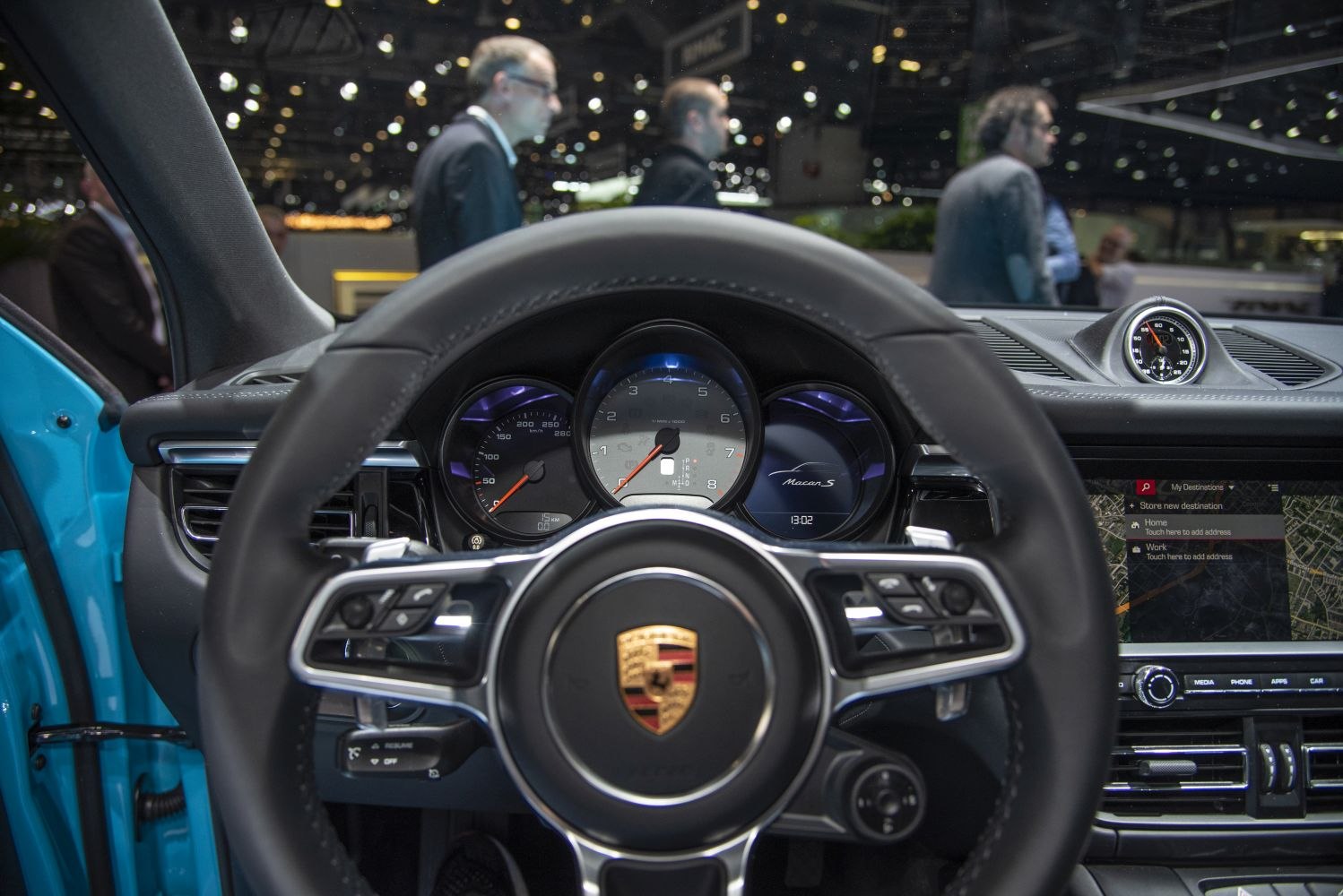 Sport steering wheel with digital instruments and Sport Chrono clock.