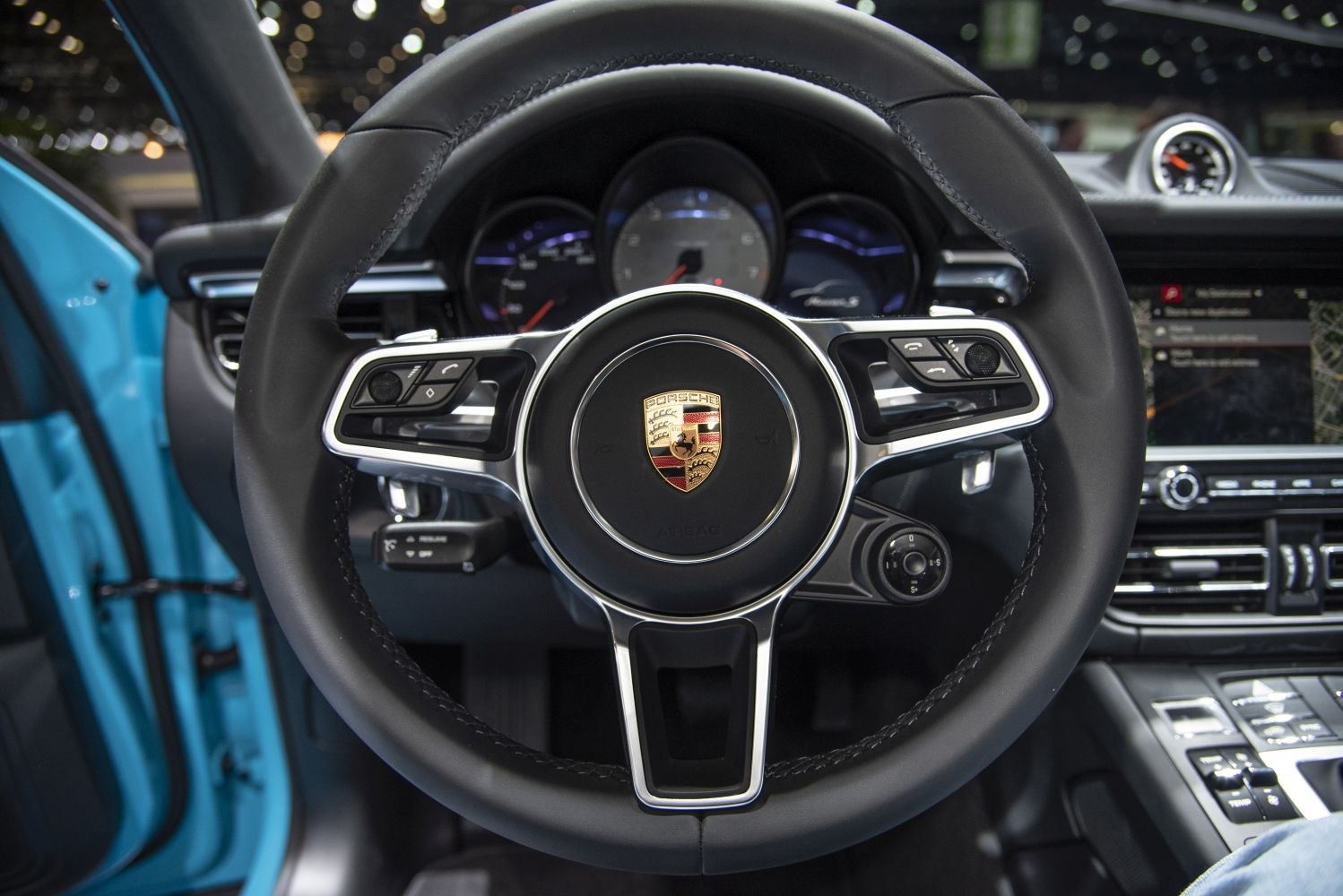 Steering wheel and dashboard controls with instrument cluster