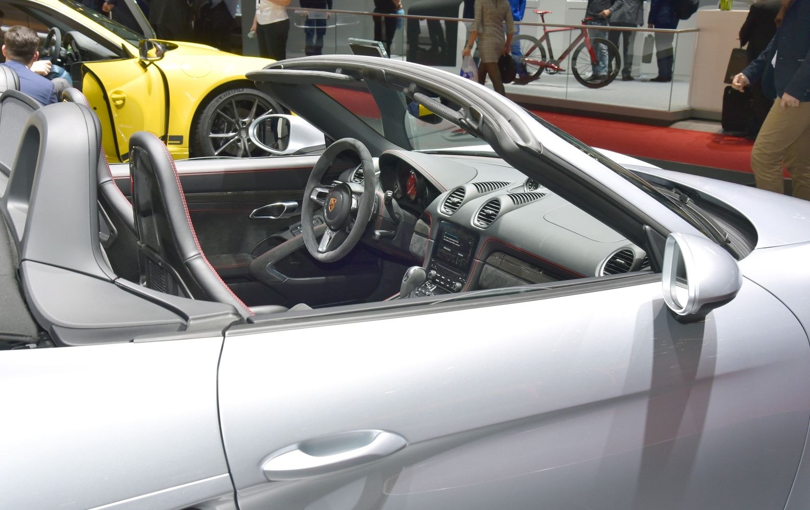 Convertible interior and side profile with sporty cockpit design