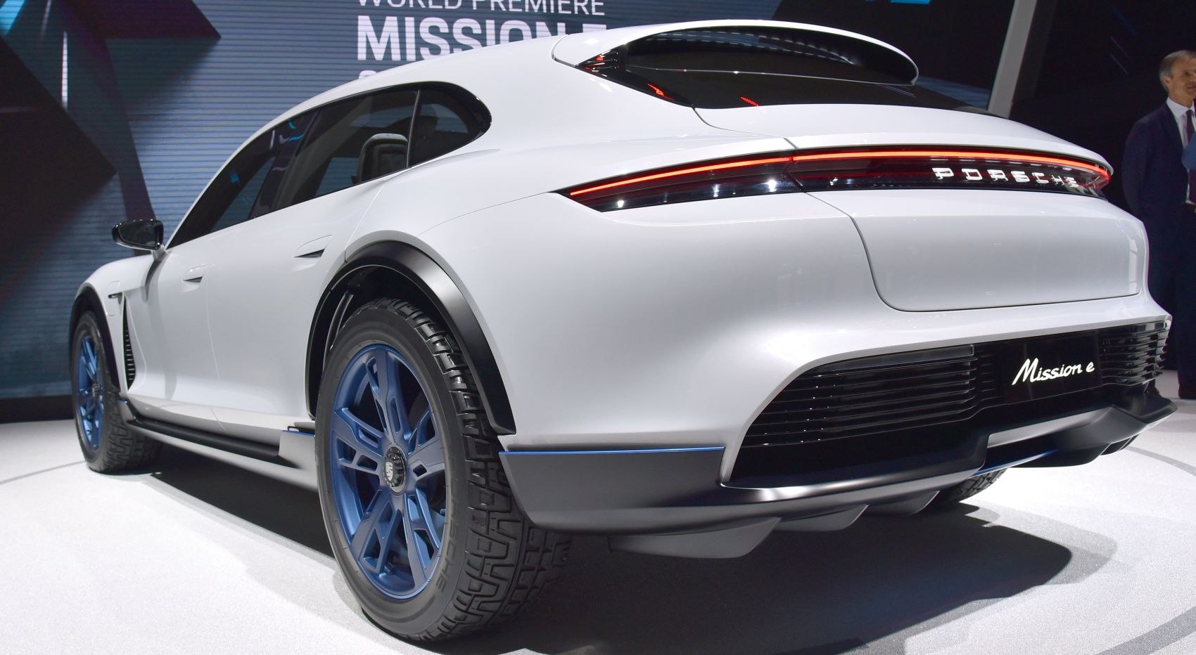 Rear design and blue wheels of an electric sporty vehicle
