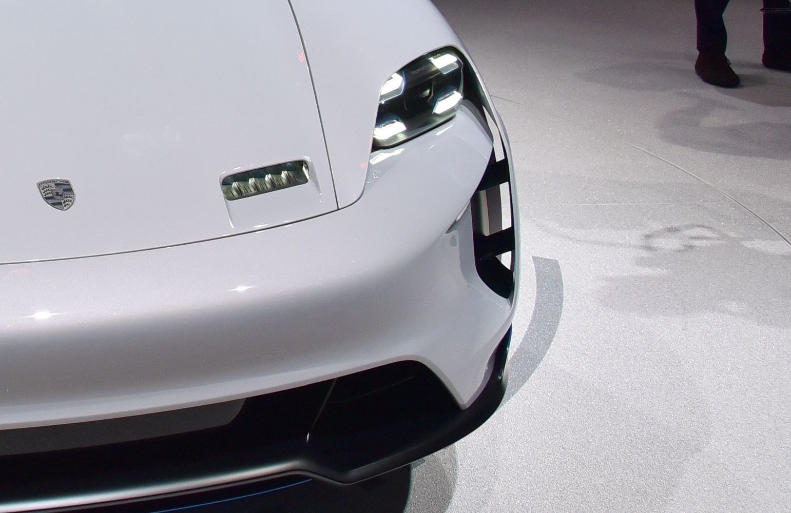 Front end with LED headlights and aerodynamic air intakes