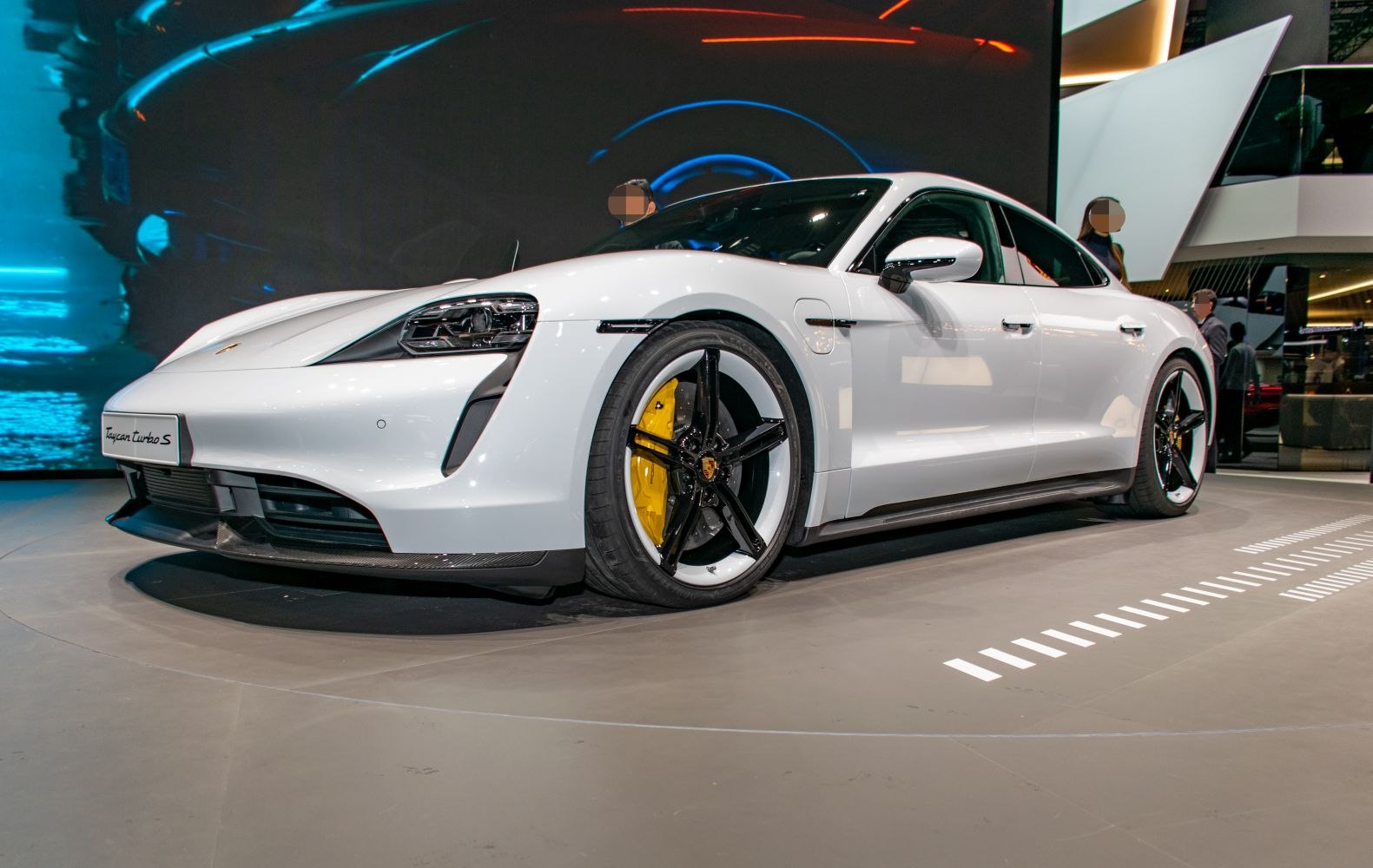 Front side profile with distinctive wheels and headlights