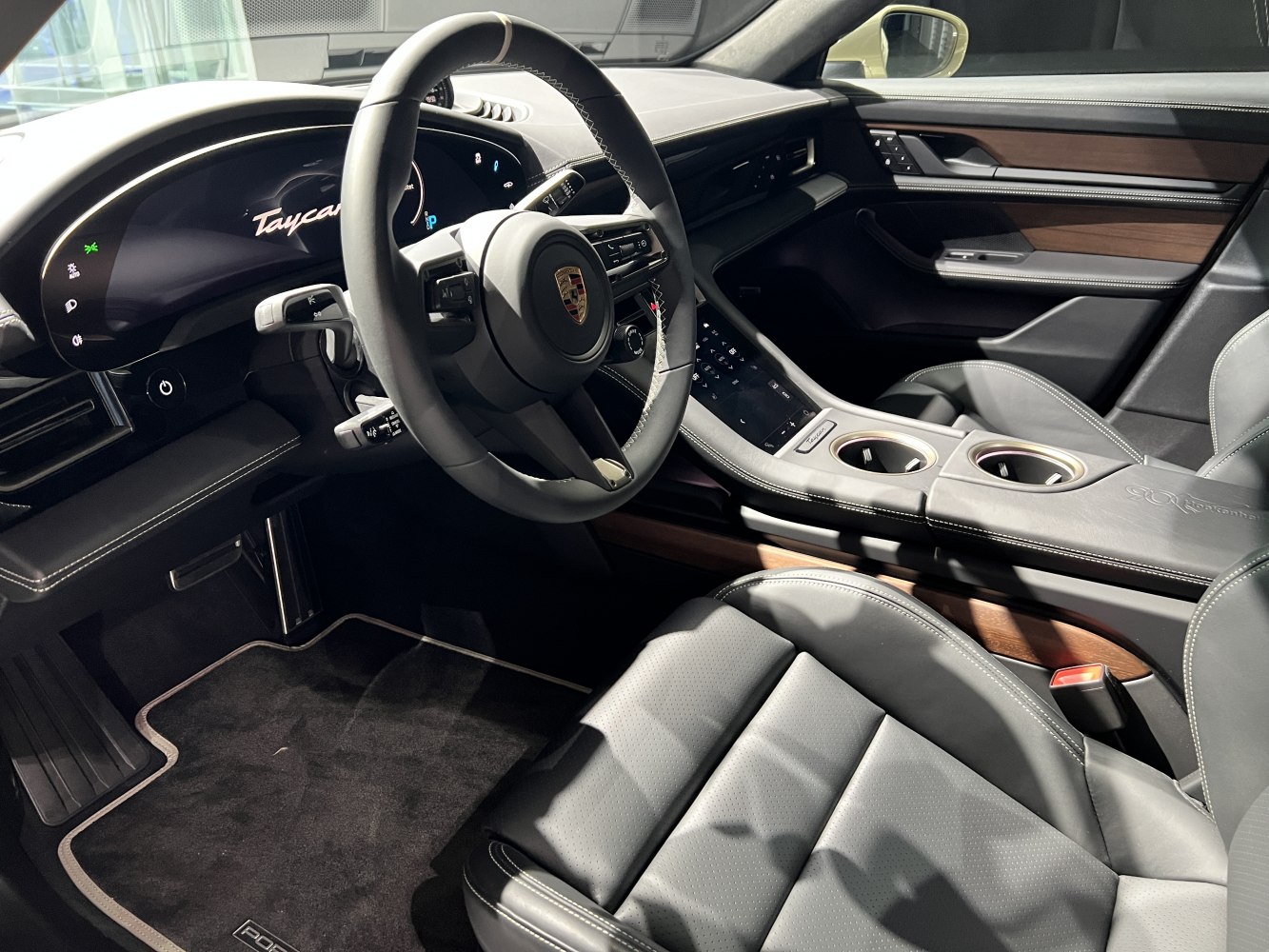 Digital dashboard and multifunction steering wheel interior
