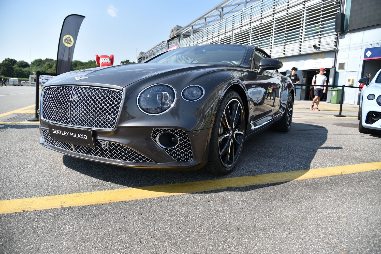 Convertible front with mesh grille and round LED headlights
