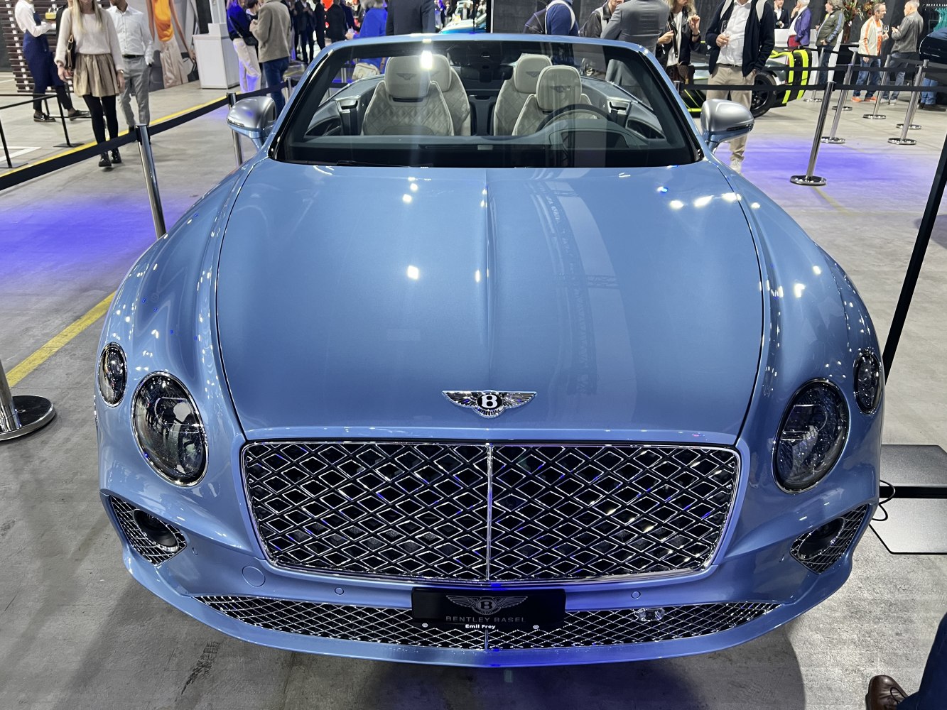 Front view with diamond mesh grille and twin round headlights