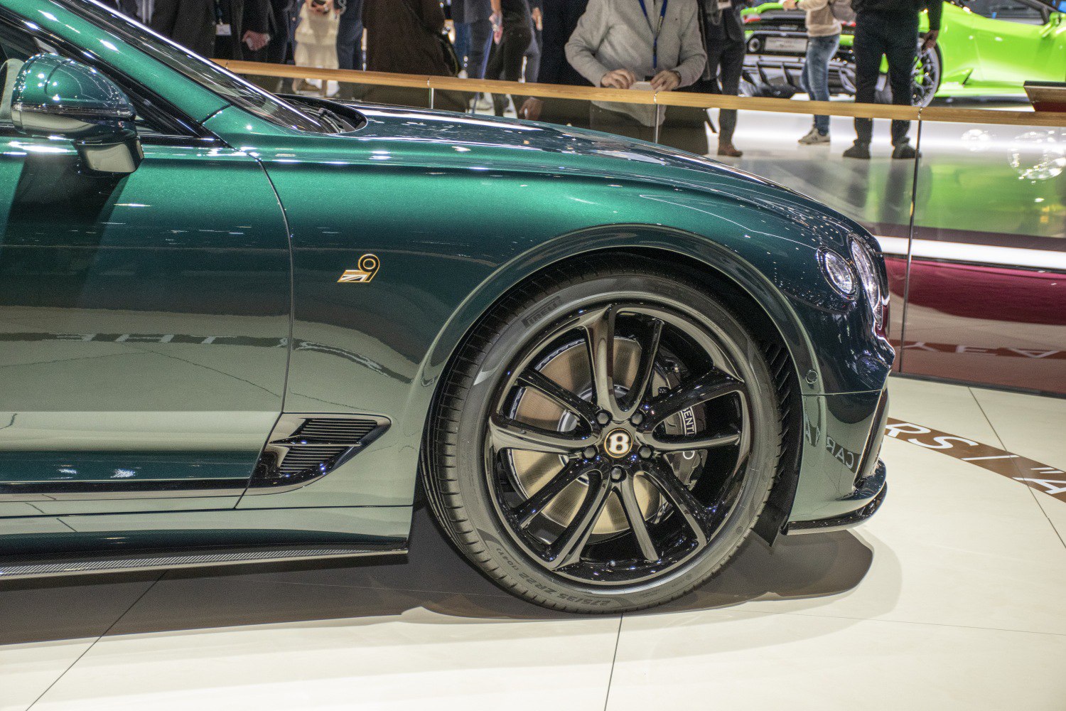 Black alloy wheel and side fender vent with emblem on luxury coupe