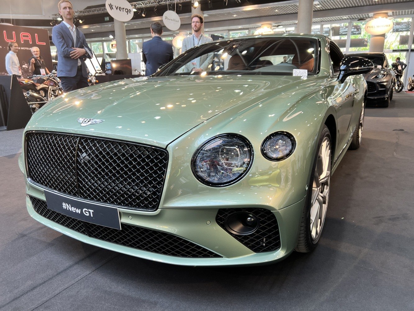 Luxurious front fascia with mesh grille and dual round headlights