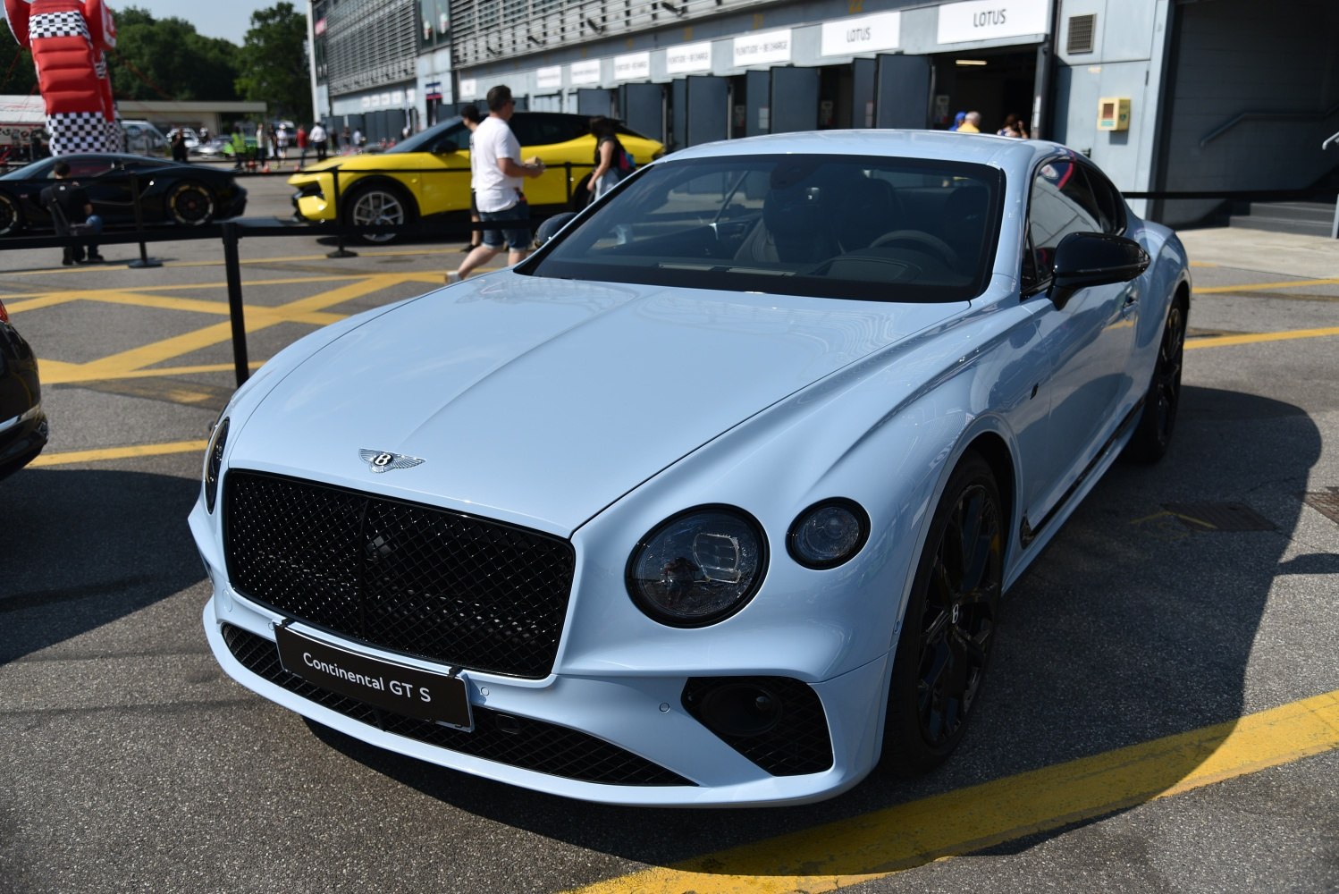 Front grille and dual round headlights of luxury coupe
