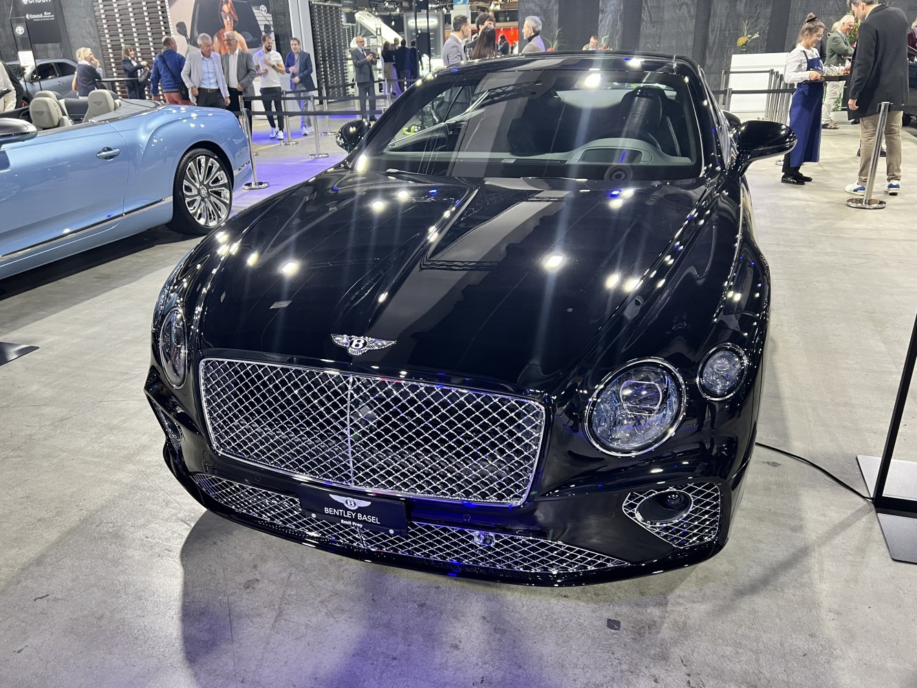 Front view with wide mesh grille and round LED headlights