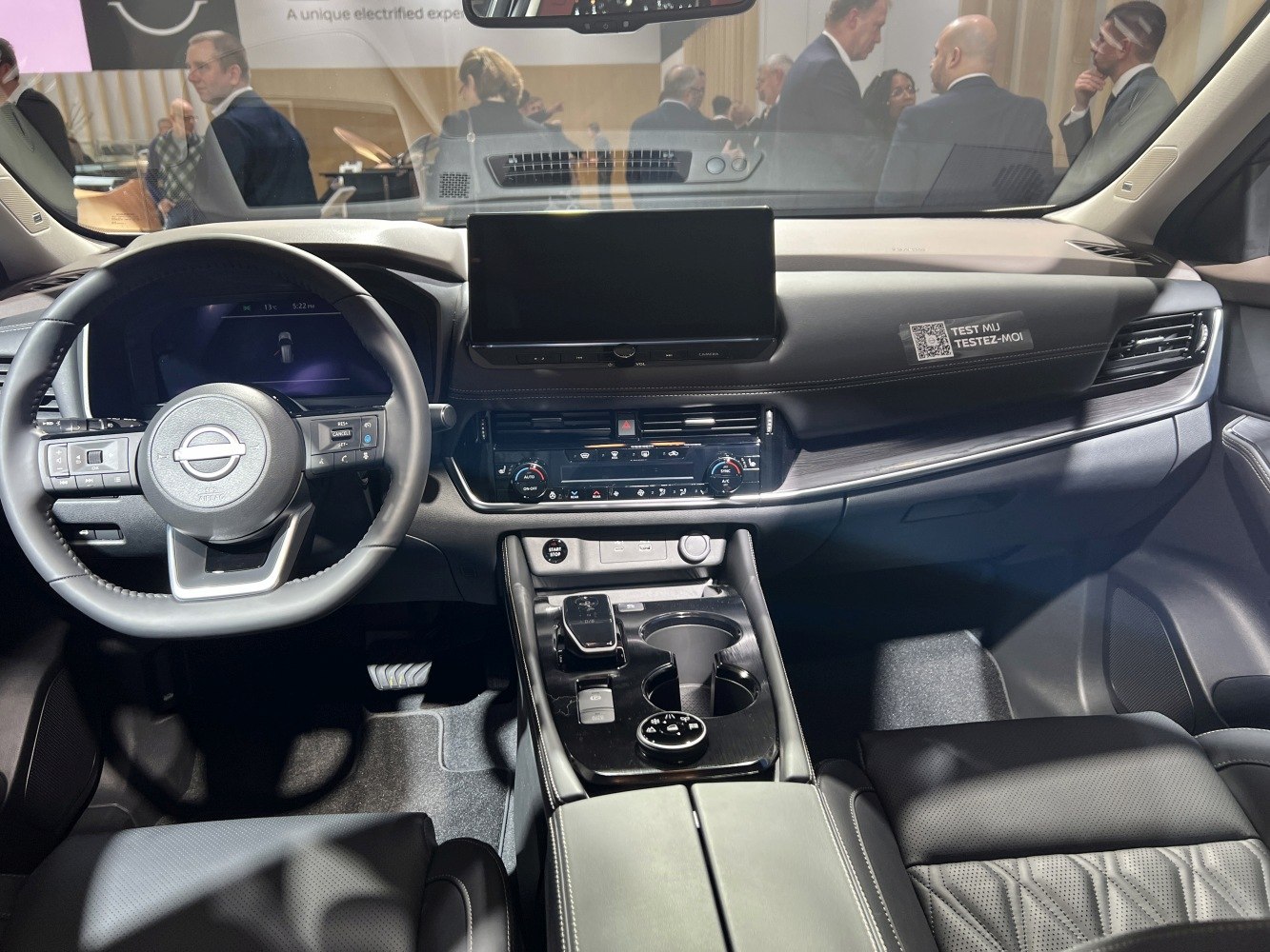Digital dashboard, touchscreen center display, multifunction steering wheel