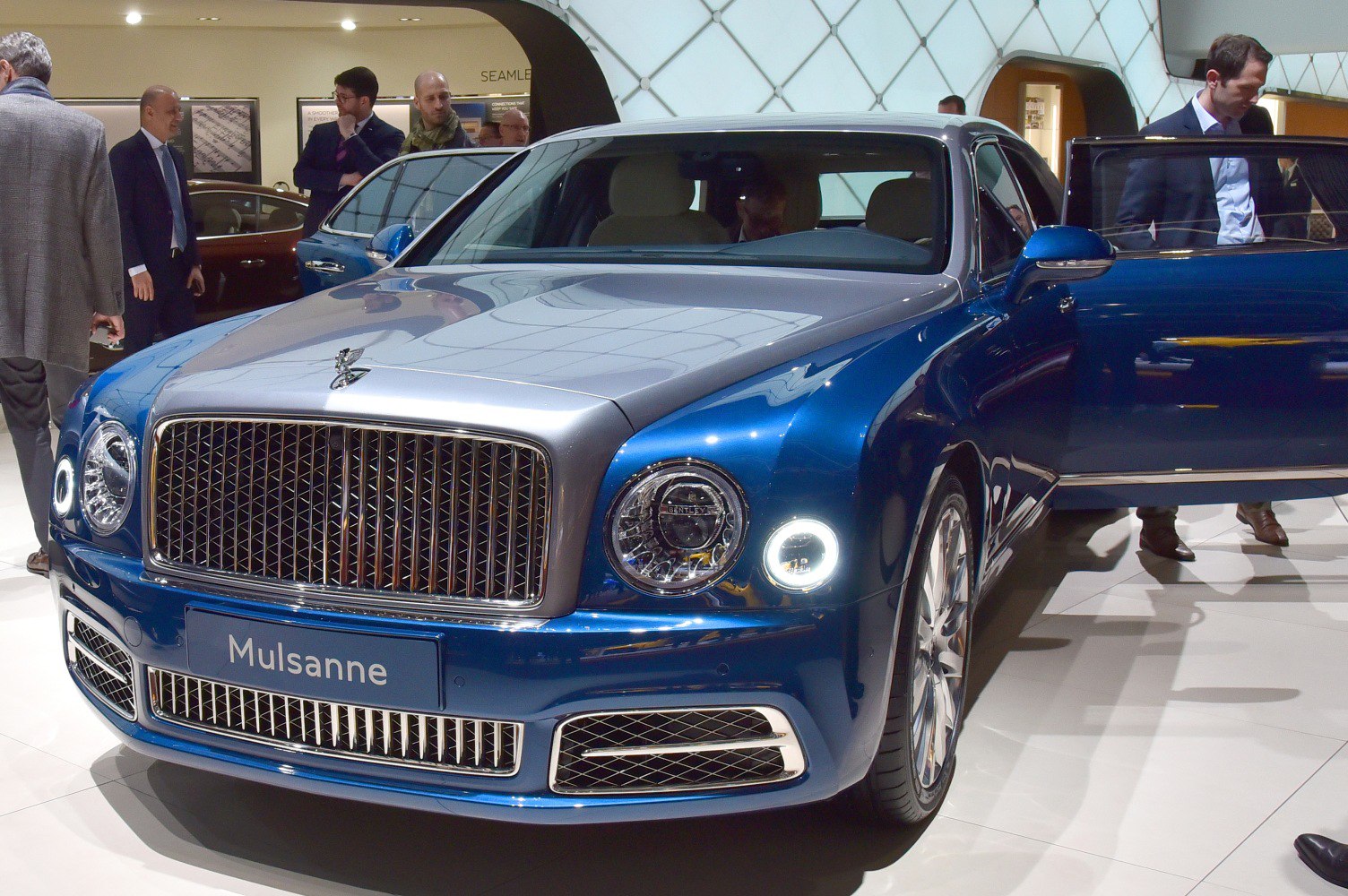 Front grille, round LED headlights, two-tone hood