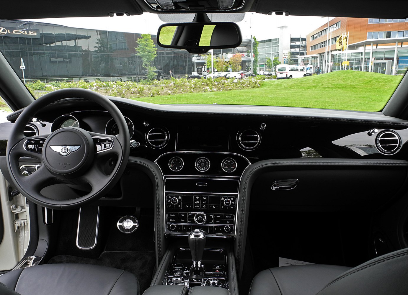 Dashboard, steering wheel, center console with controls and air vents