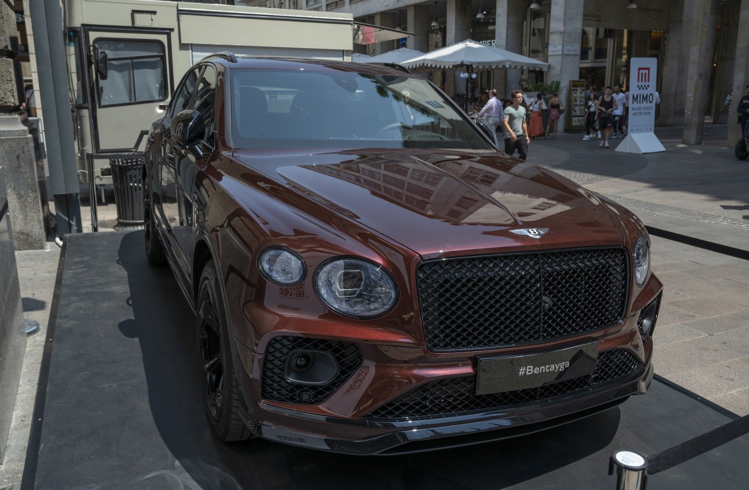 Luxury SUV front grille and round headlights