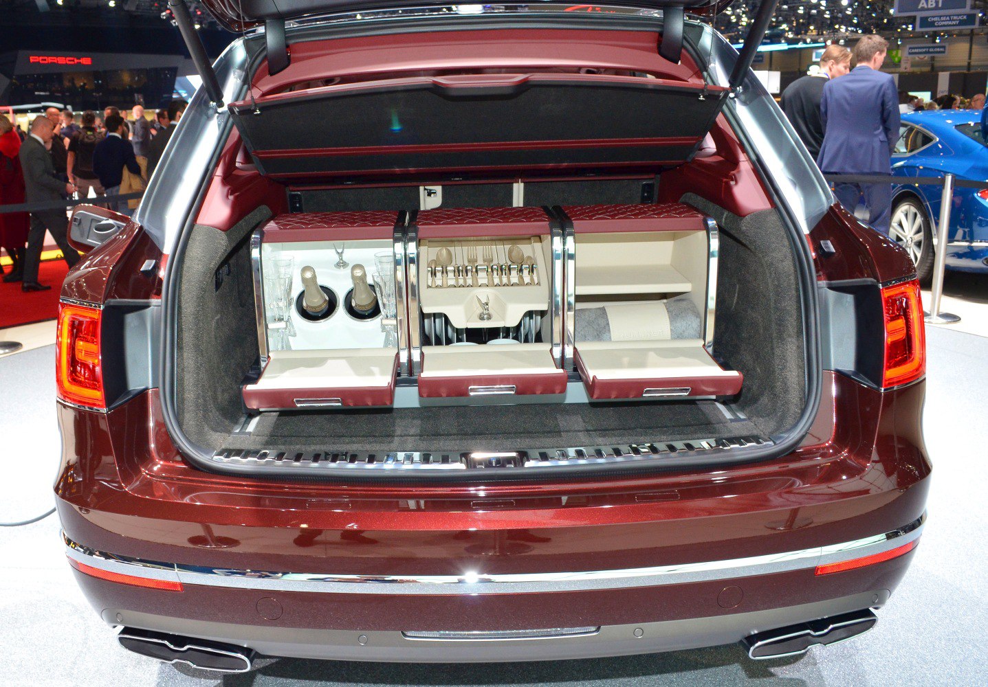 Luxury trunk picnic set with champagne holders and cutlery