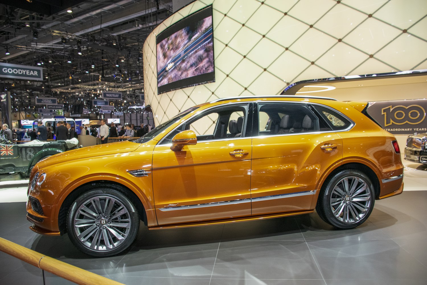 Side profile of a luxury SUV with multi-spoke alloy wheels