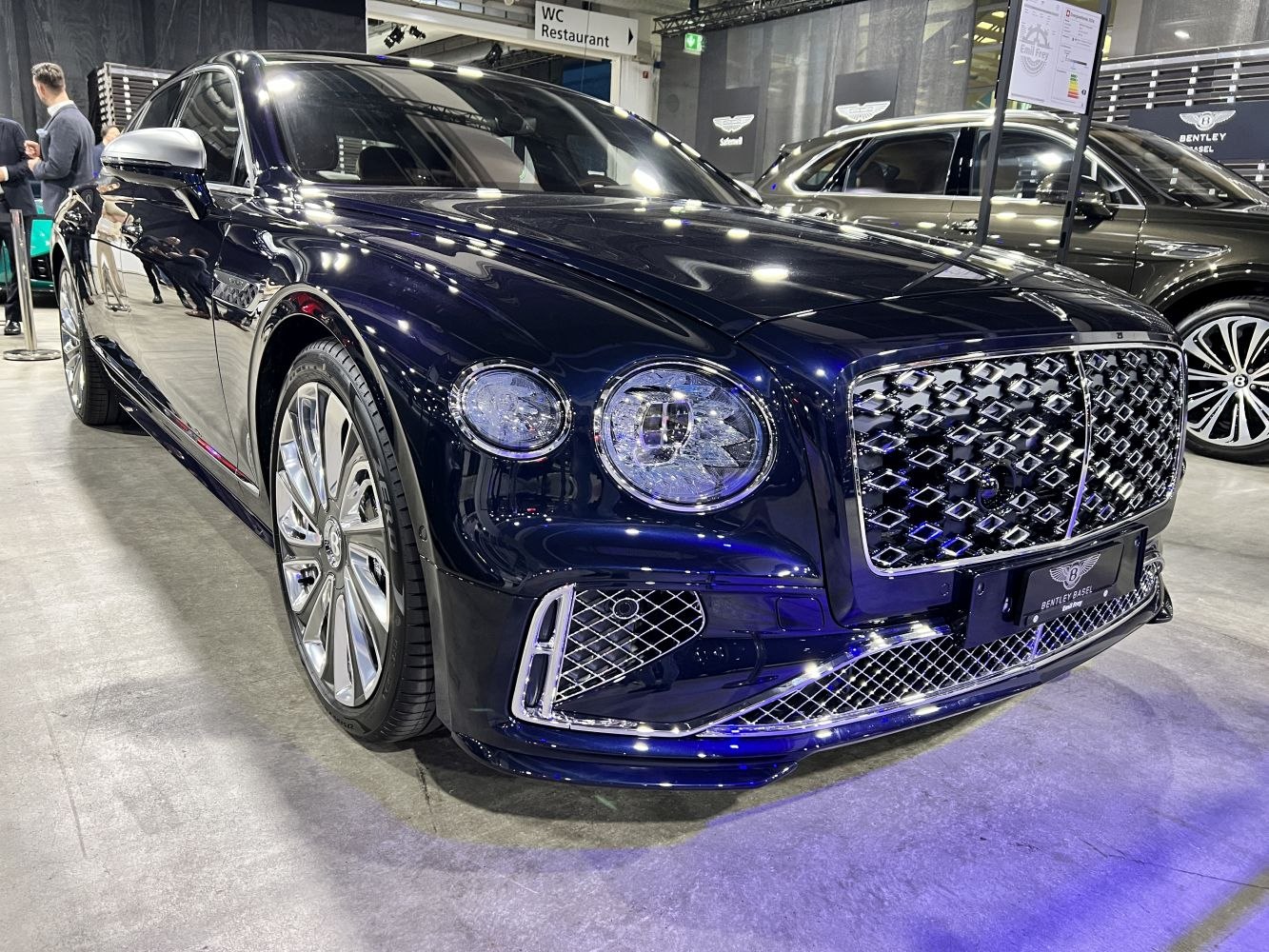 Front grille and LED headlights, elegant wheel design