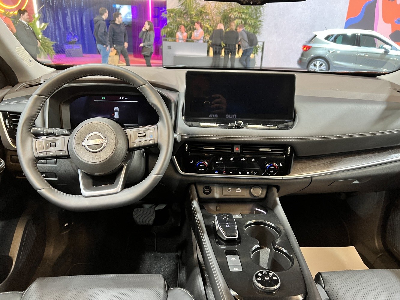 Digital dashboard, touchscreen infotainment, multifunction steering wheel