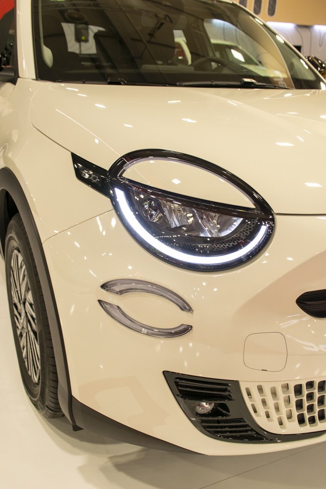 Front LED headlight with illuminated ring and distinct fog light shape