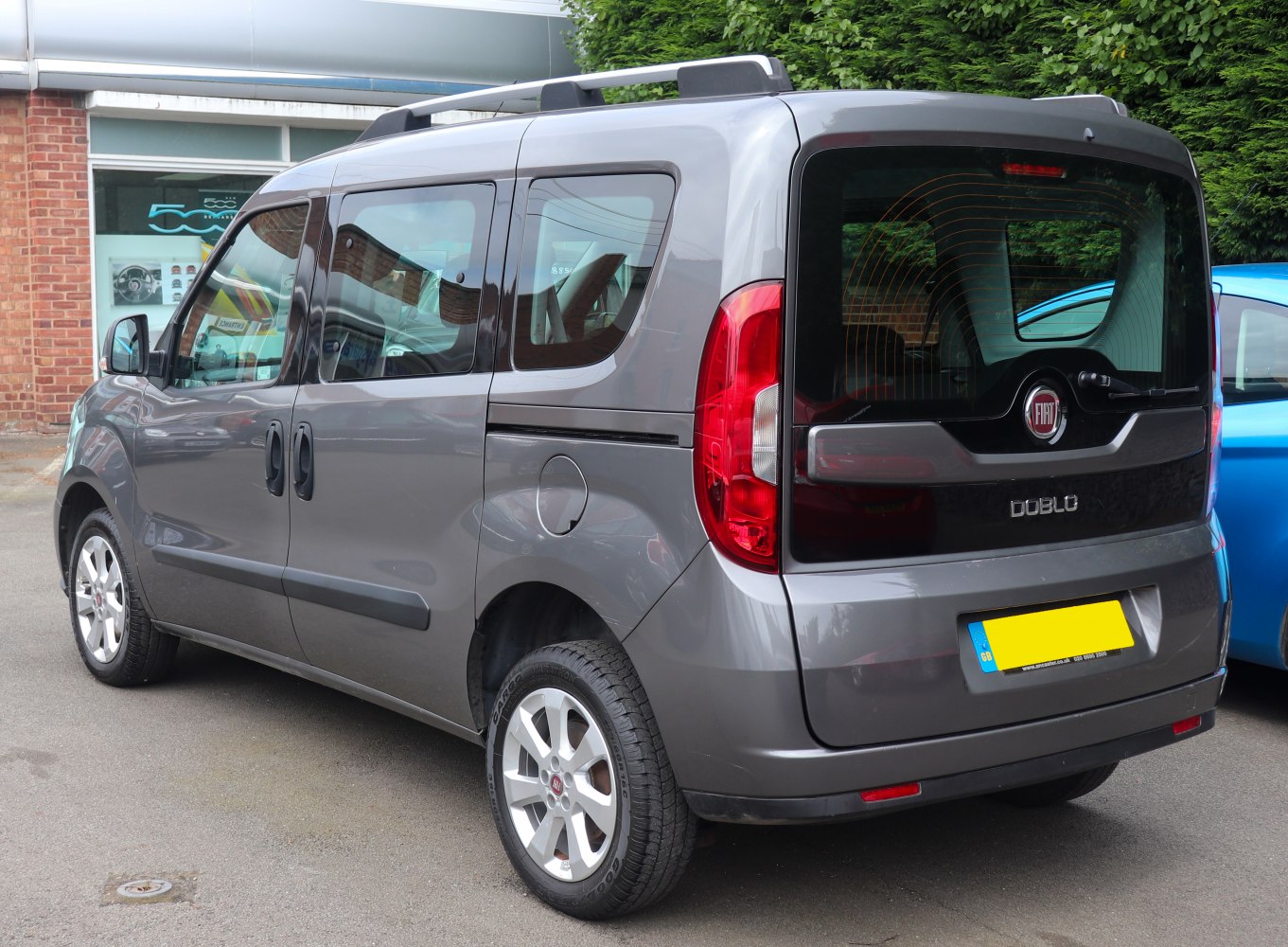 Rear and side view of a compact MPV with sliding rear doors.